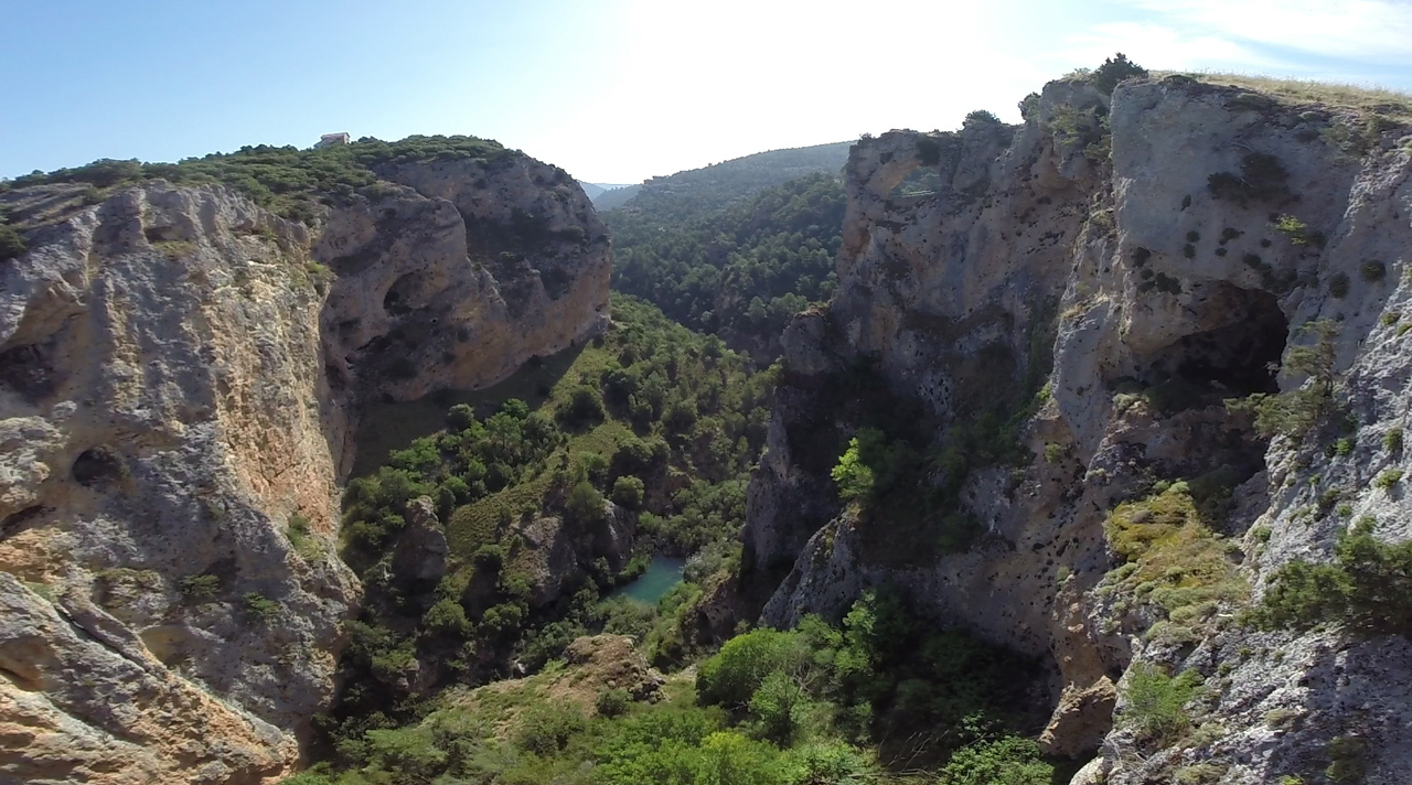 Ventano del Diablo, un paraíso entre rocas y agua situado en pleno Parque Natural de la Serranía de Cuenca. Donde te ofrecemos la mayor oferta de deportes de aventura, barranquismo, escalada, espeleologia, piraguismo